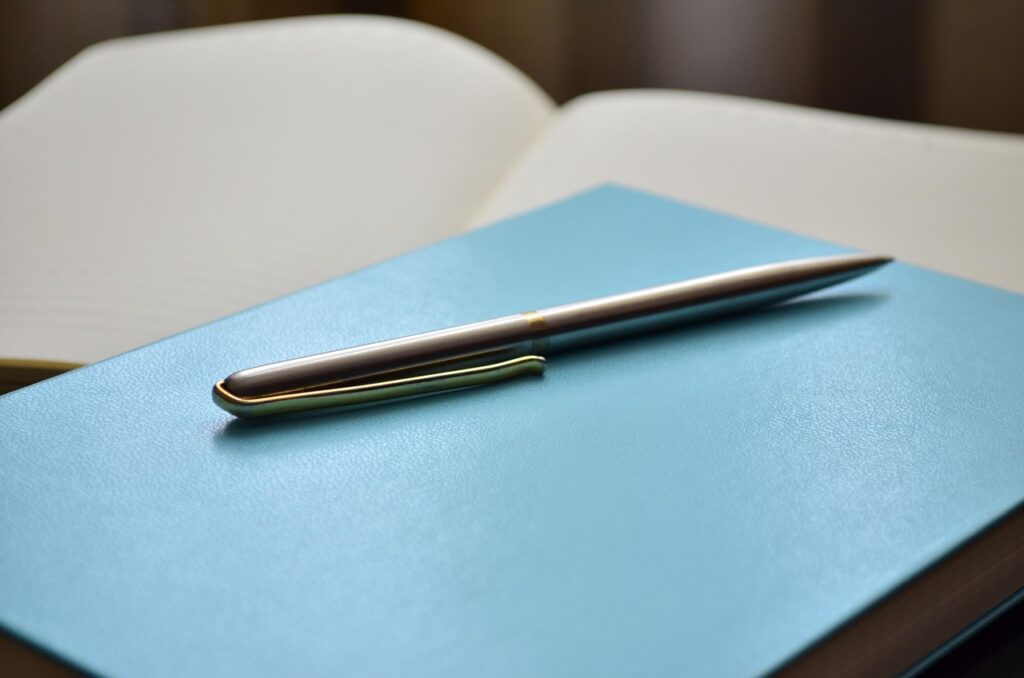 手帳に自分の気持ちを書き込むことで自分を見つめる時間になる